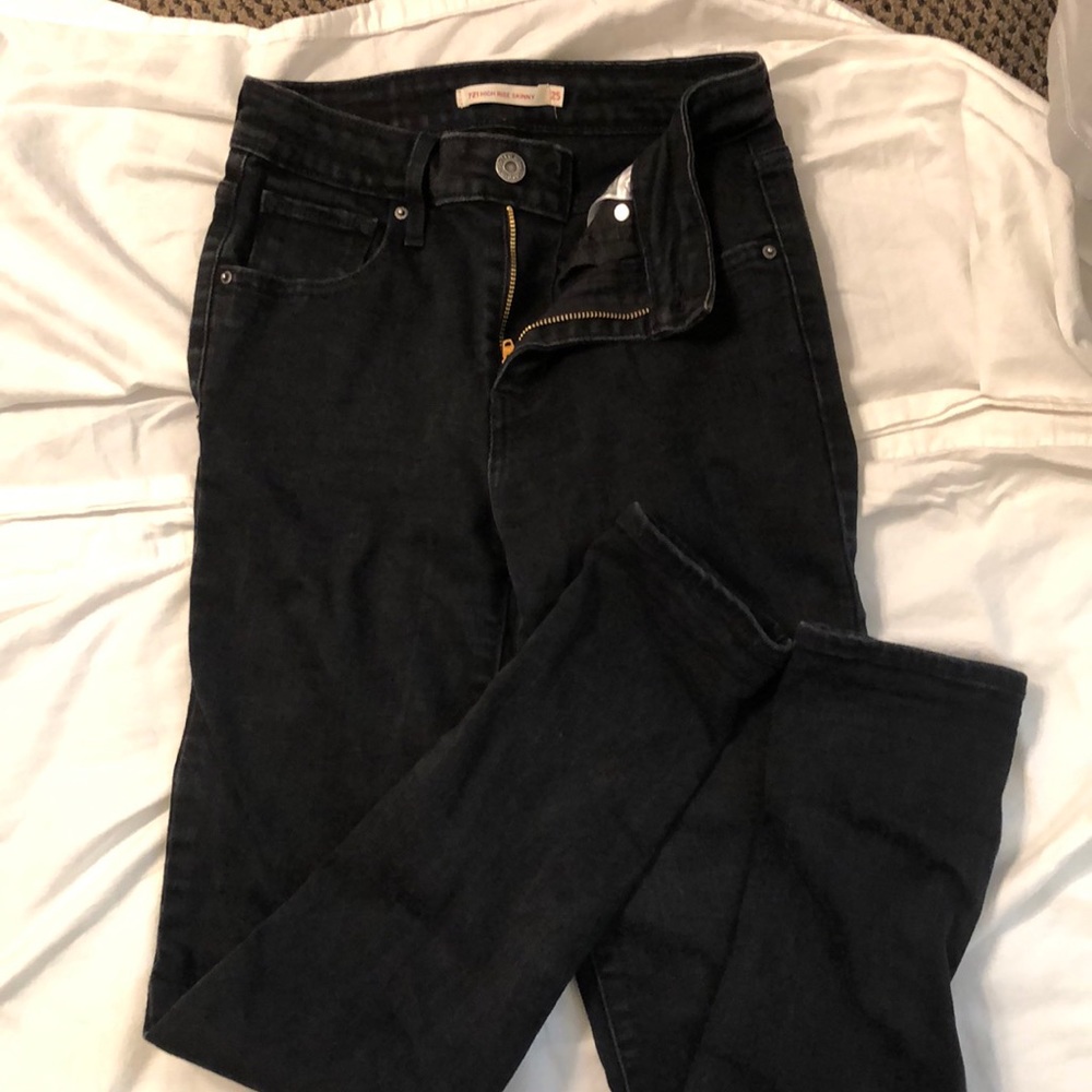 Black Levi’s Hi Waist Skinny Jeans
